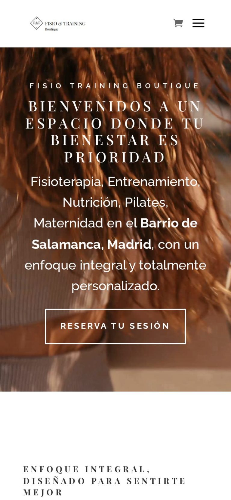 Portada de la web de Fisio & Training Boutique · Paula Molina en el móvil